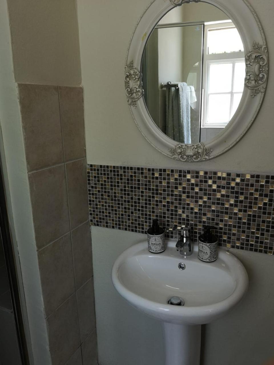 Almond Cottage Bed & Breakfast Somerset West Εξωτερικό φωτογραφία